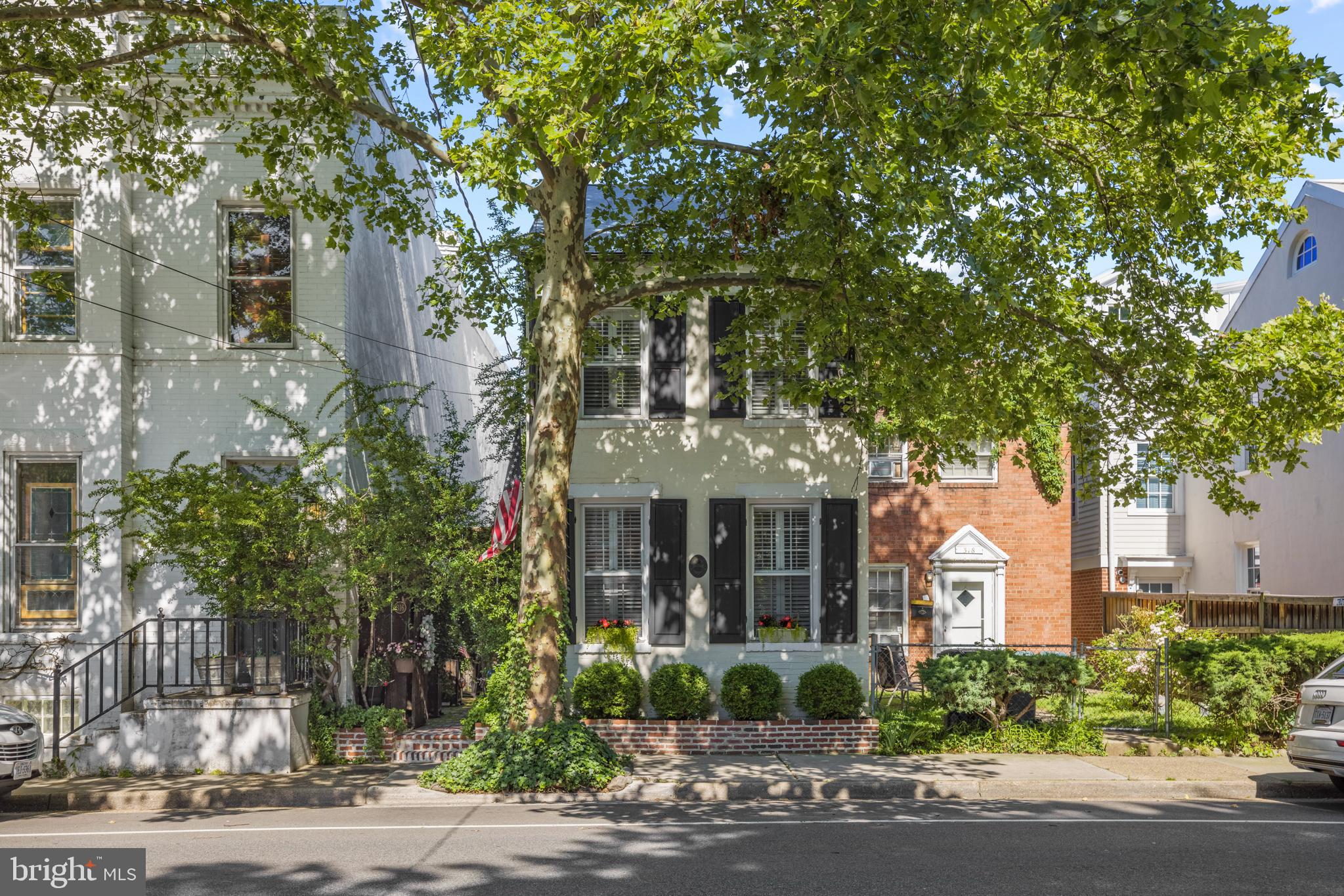 HISTORIC OLD TOWN - Residential Lease