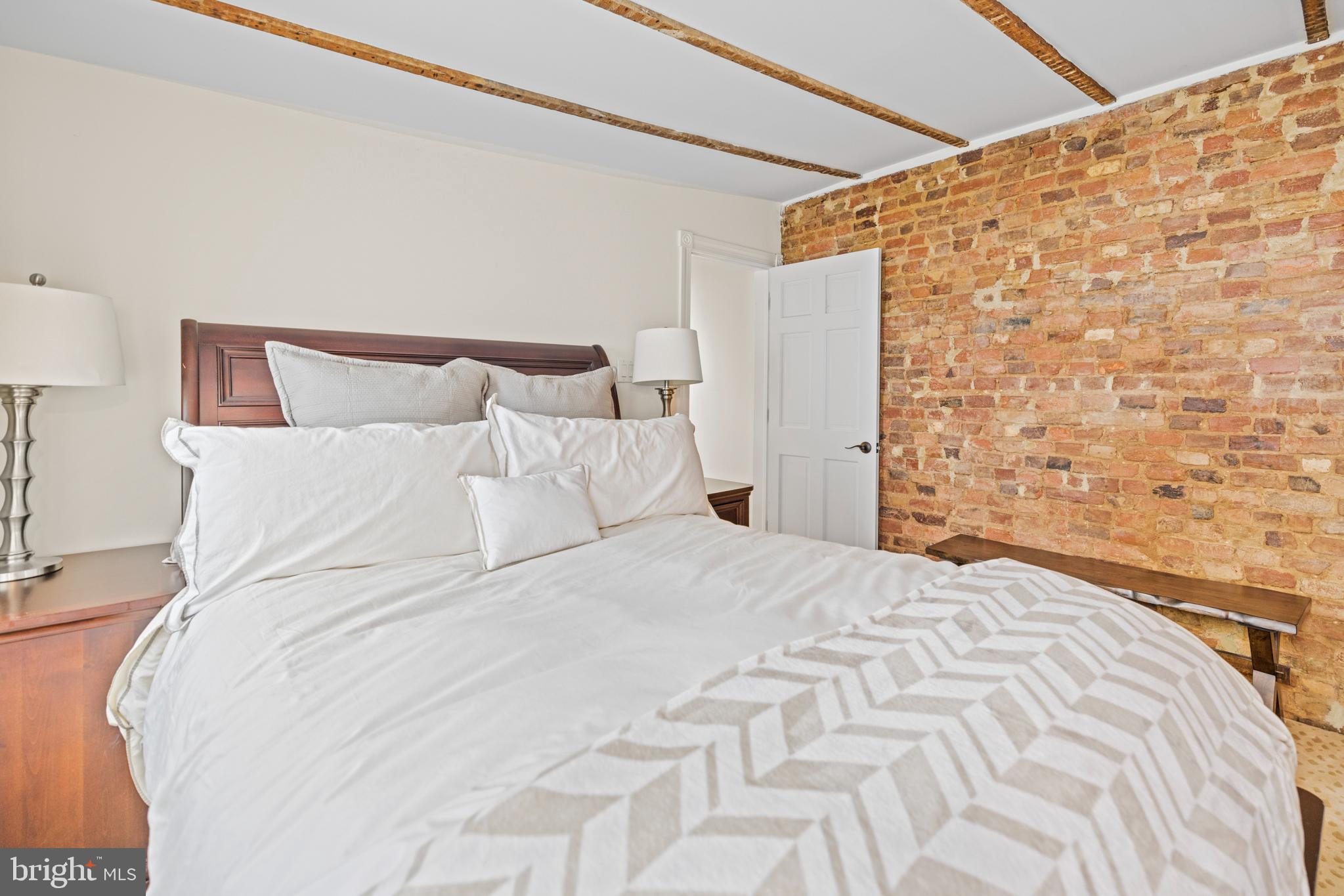 HISTORIC OLD TOWN - Residential Lease