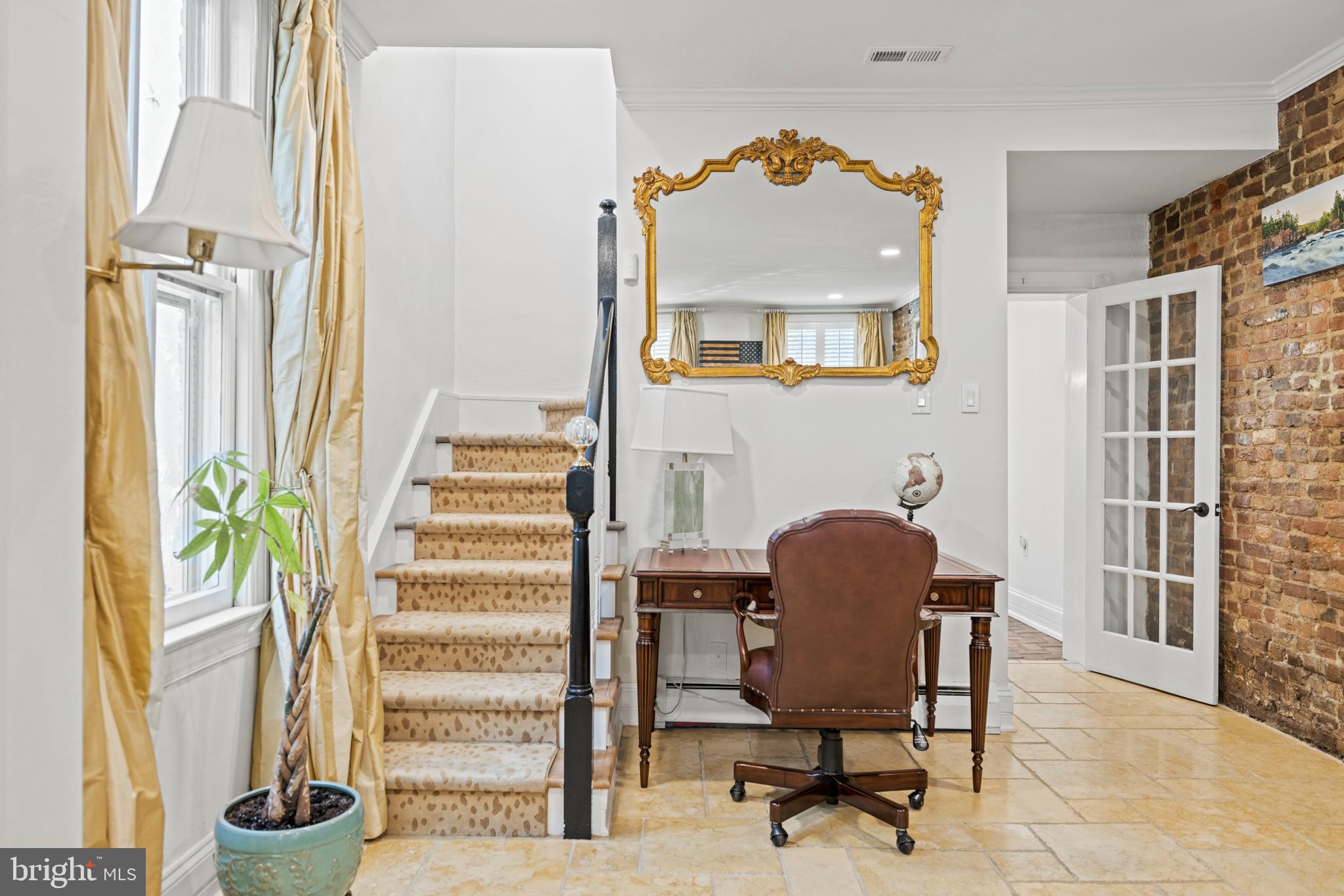 HISTORIC OLD TOWN - Residential Lease