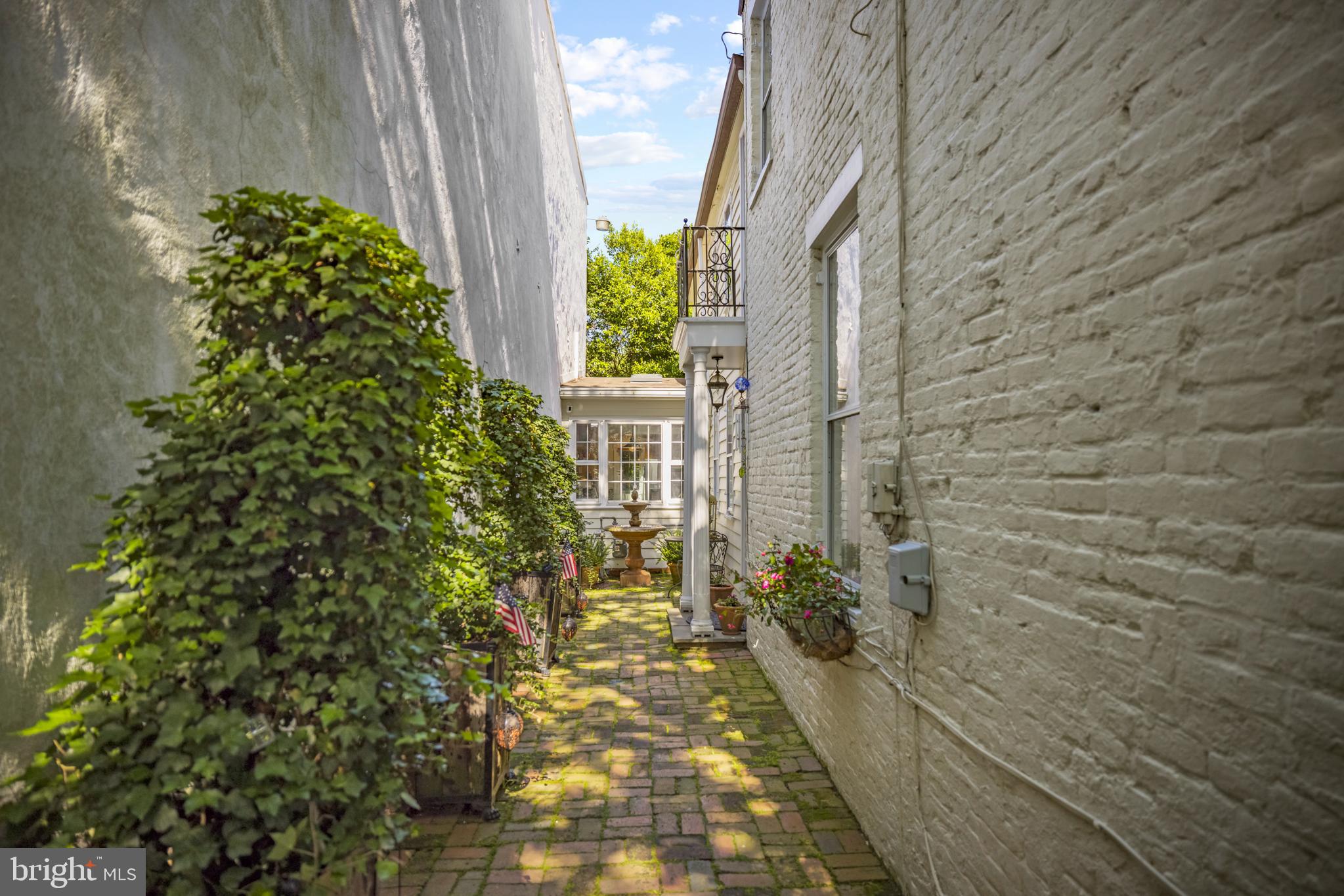 HISTORIC OLD TOWN - Residential Lease