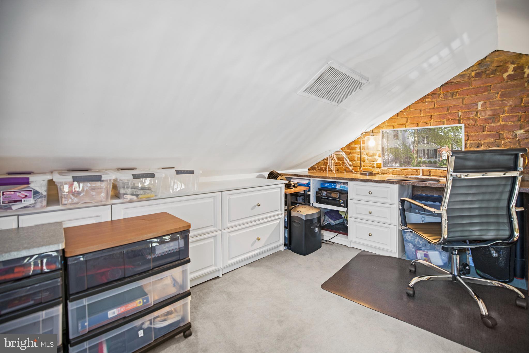 HISTORIC OLD TOWN - Residential Lease