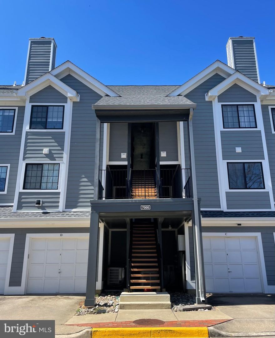 Spacious 2 bedroom 2 bath condo with plenty of natural light and an upstairs loft. Right in the heart of Kingstowne and in walking distance to the many retail shops, grocery stores, Regal movie theater and restaurants close by. Pets allowed on a case by case basis with a  refundable pet deposit.