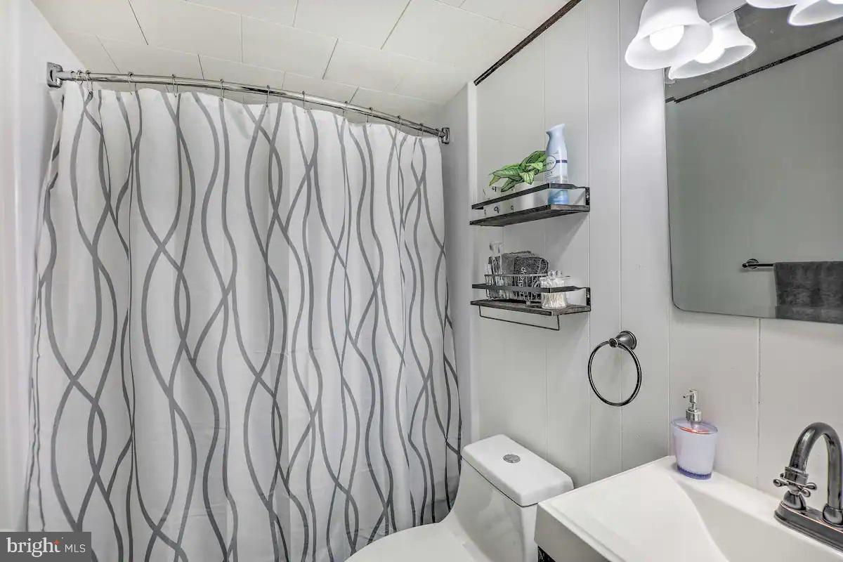 ARROWHEAD LAKES - Residential