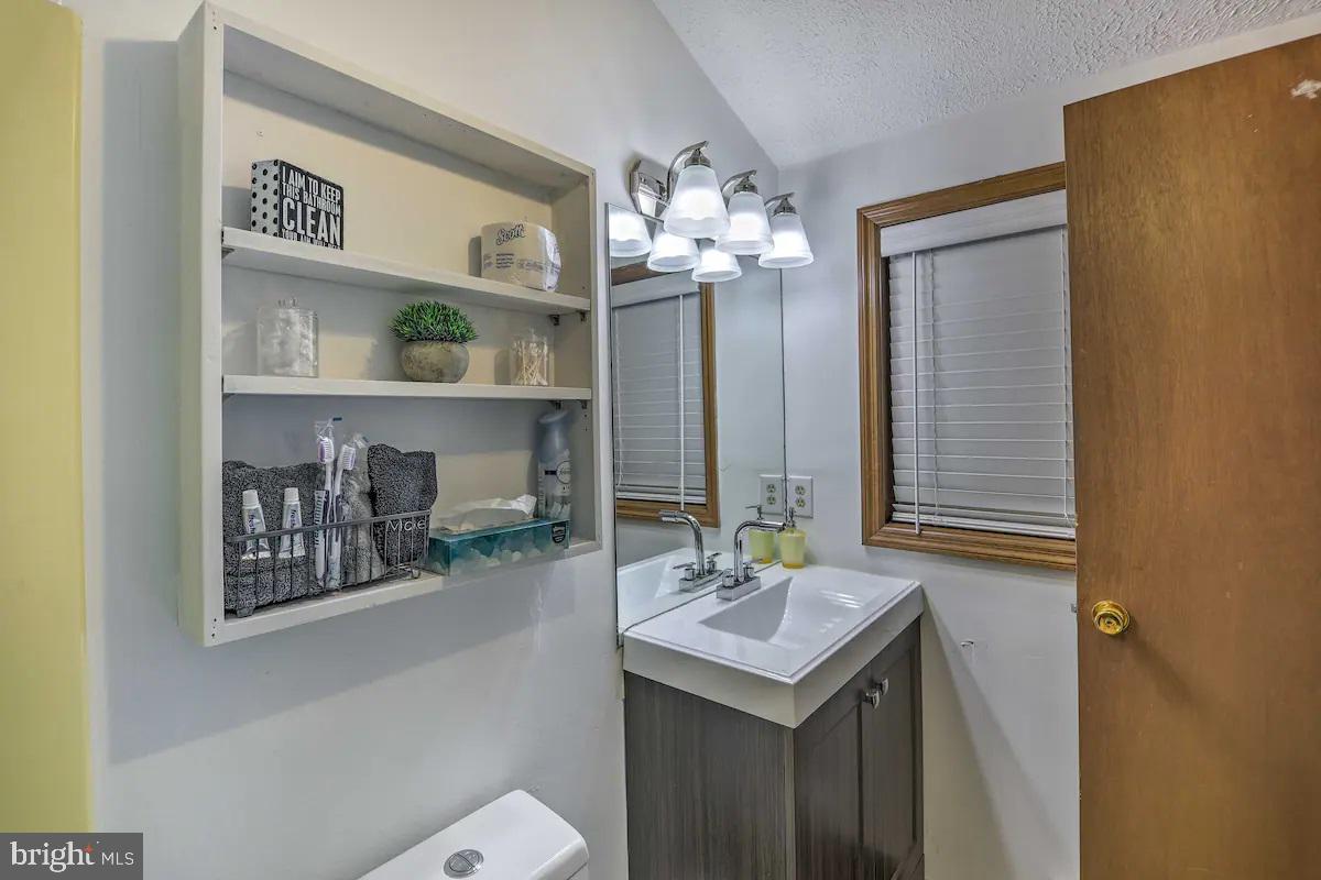 ARROWHEAD LAKES - Residential