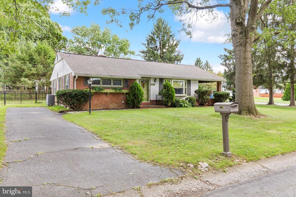 Photo of 2704 Kimberly Road, Lancaster, PA 17603 (MLS # PALA2054910)