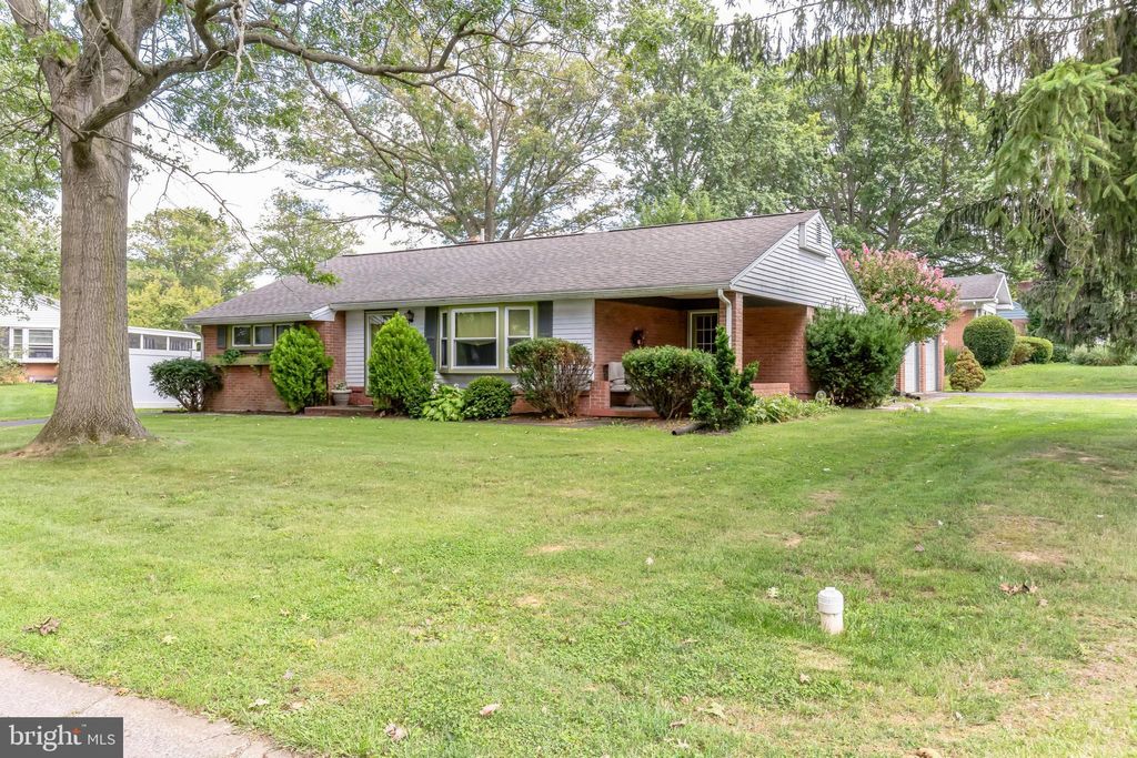 Photo of 2704 Kimberly Road, Lancaster, PA 17603 (MLS # PALA2054910)