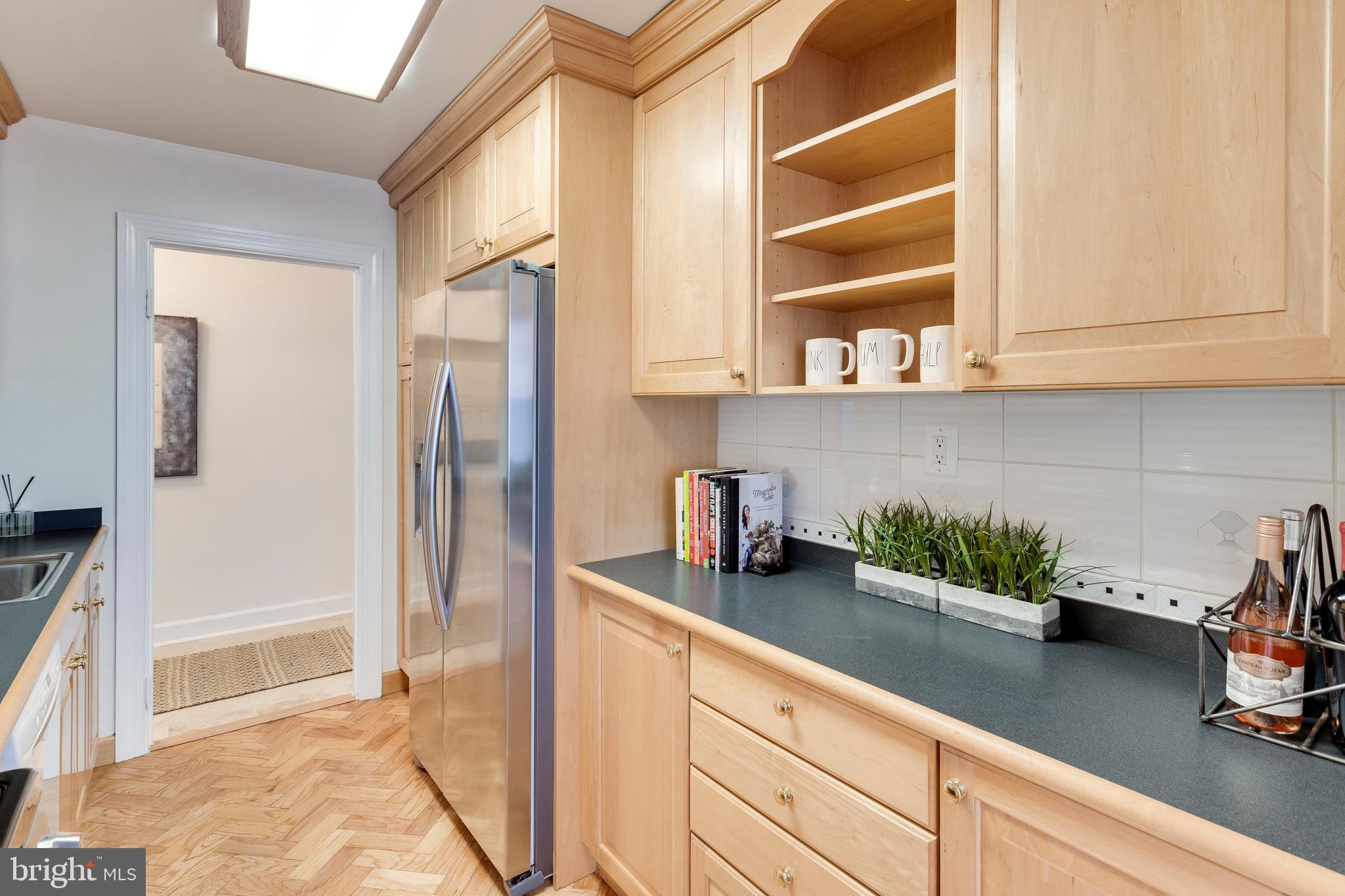 RIVER TOWERS - Residential Lease