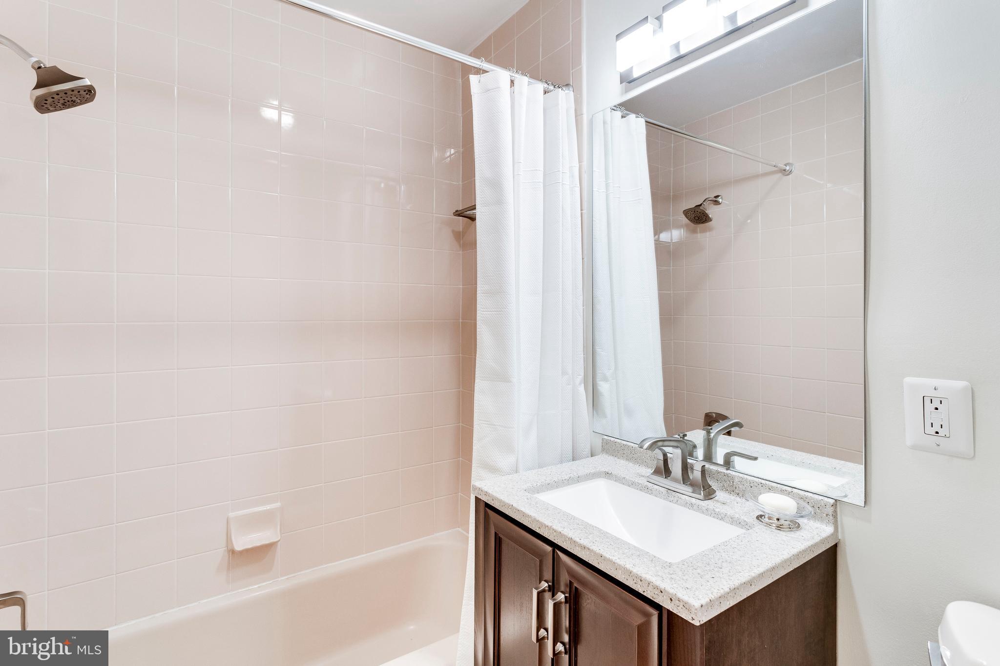 RIVER TOWERS - Residential Lease