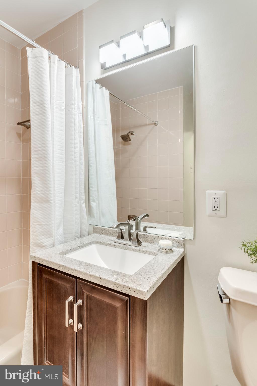 RIVER TOWERS - Residential Lease