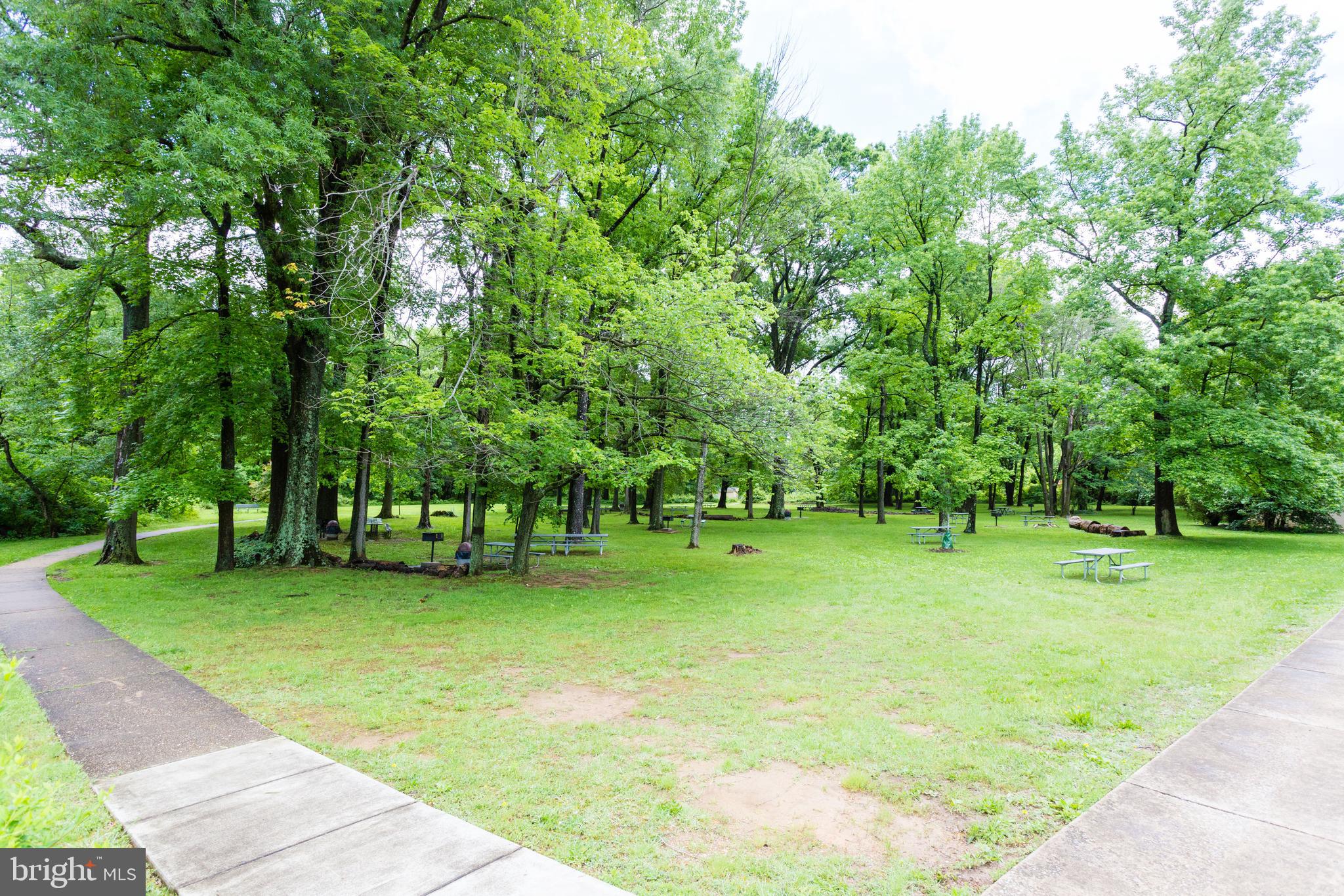 RIVER TOWERS - Residential Lease