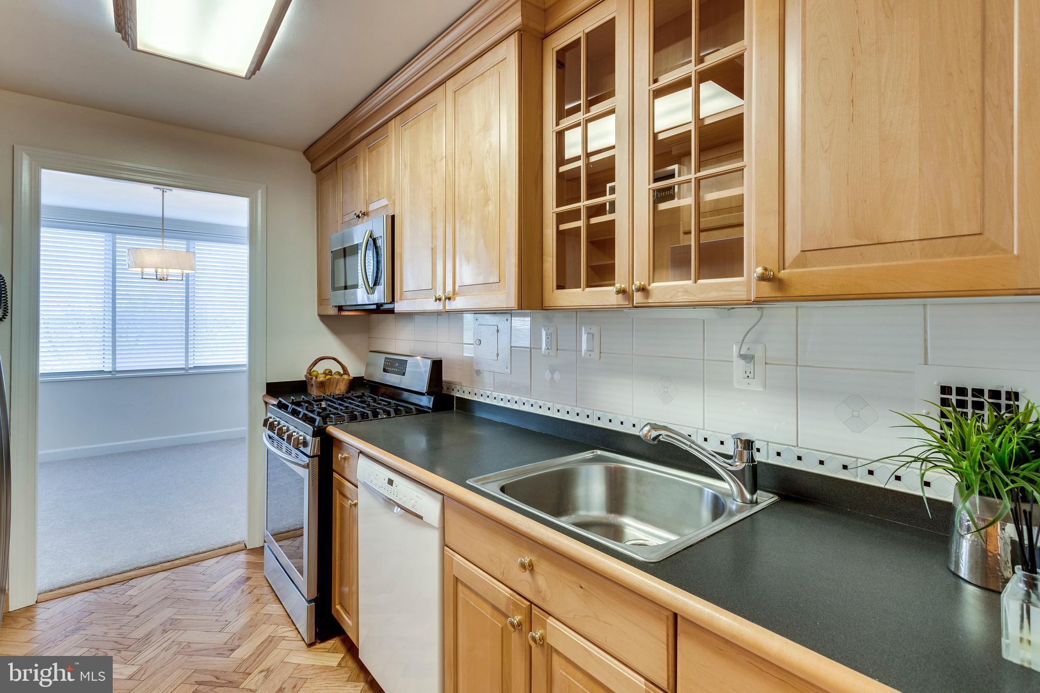 RIVER TOWERS - Residential Lease