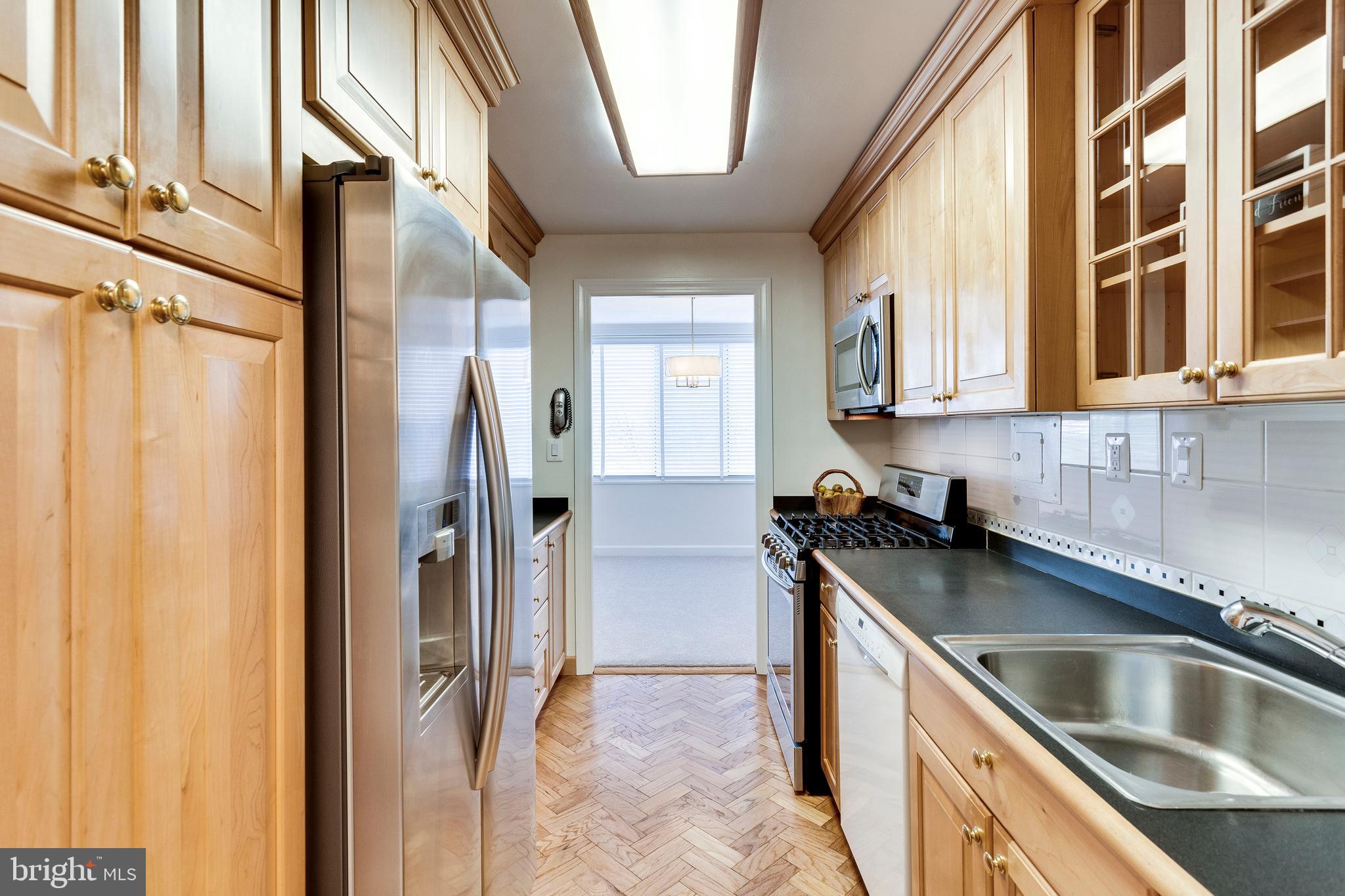 RIVER TOWERS - Residential Lease