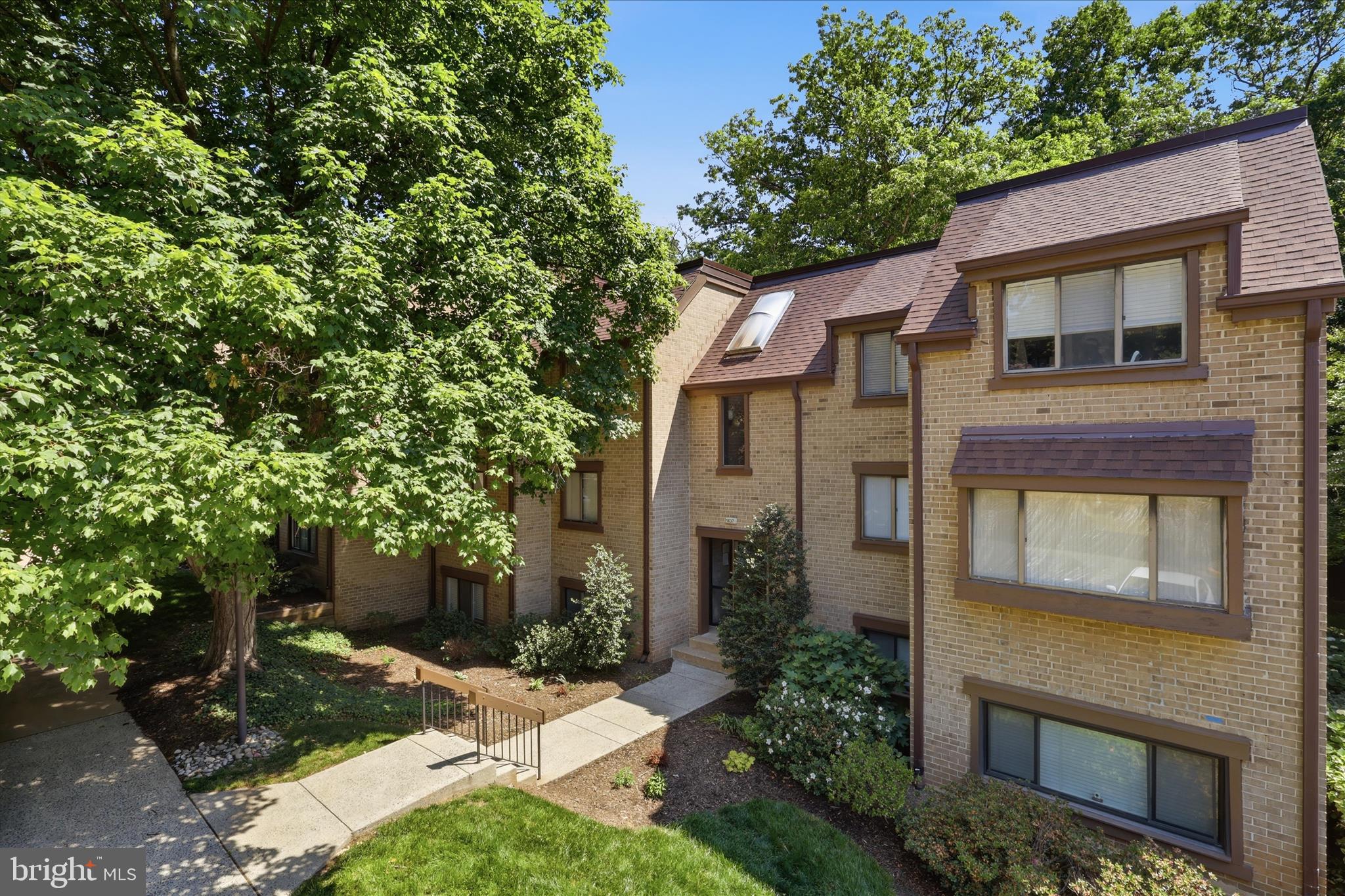 1637 PARKCREST CIRCLE 8E/300