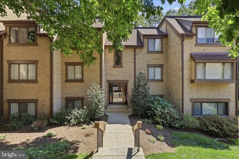 Photo of 1637 Parkcrest Circle #8E/300, RESTON, VA 20190 (MLS # VAFX2308330)