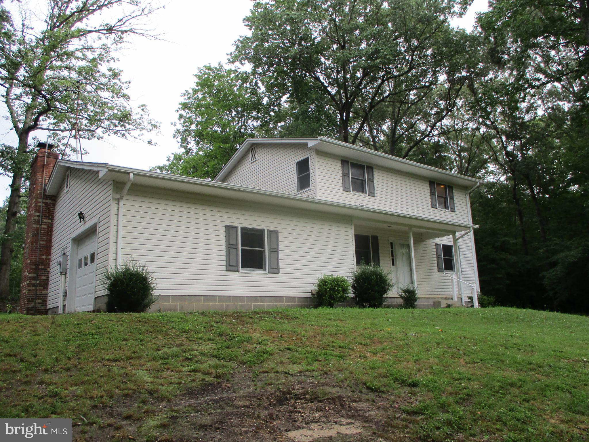 Country living at its best!! Real well kept colonial in Land O Lakes in Hollywood. 3 bedroom 2.5 bath, fireplace garage, Great family room for entertaining. NO PETS!!
