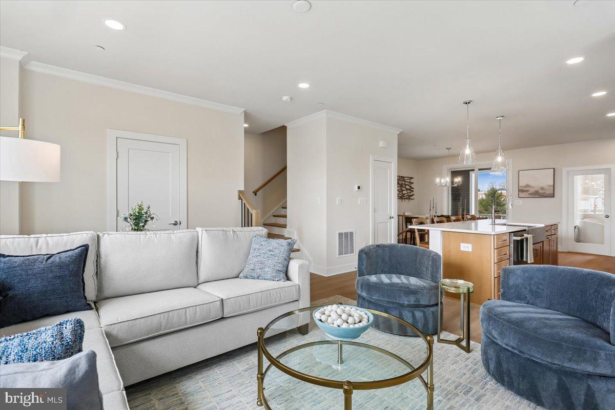 POOLESVILLE - Residential