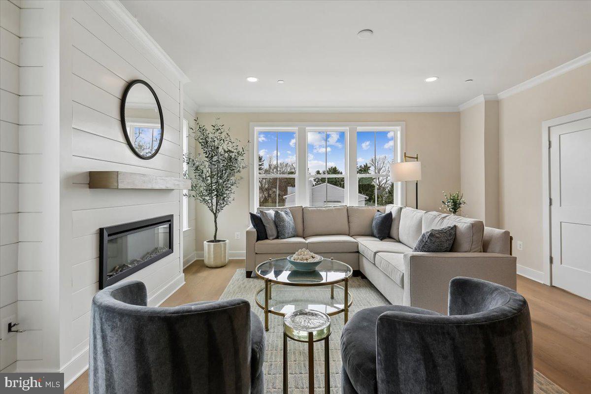 POOLESVILLE - Residential