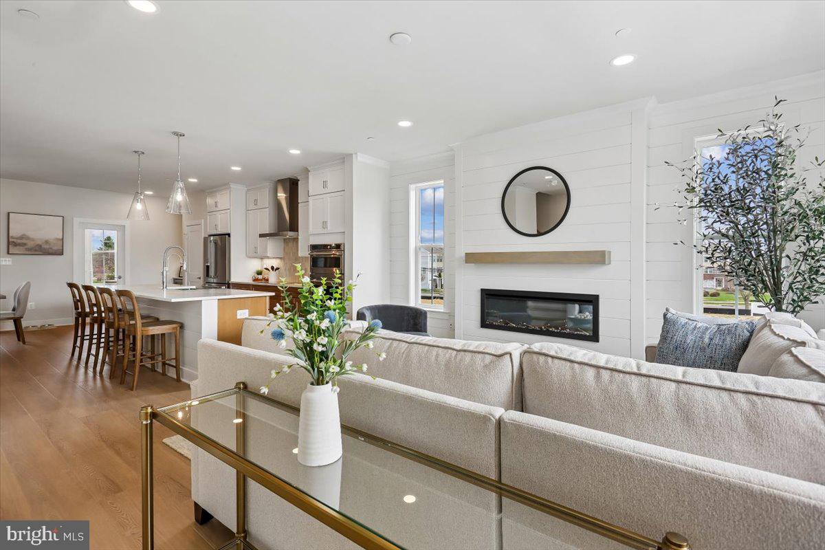 POOLESVILLE - Residential