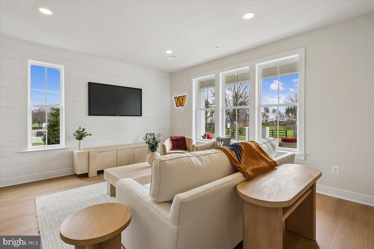 POOLESVILLE - Residential