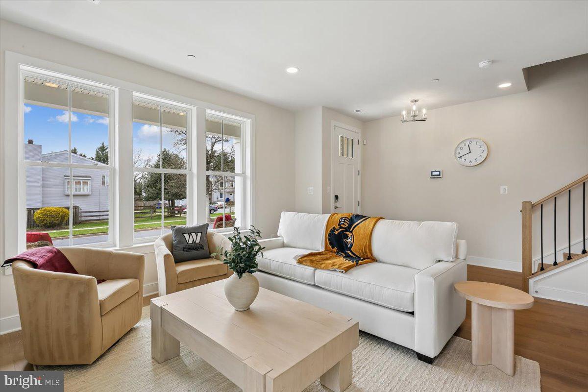 POOLESVILLE - Residential