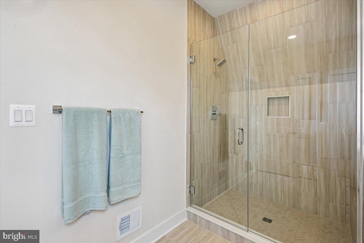 POOLESVILLE - Residential