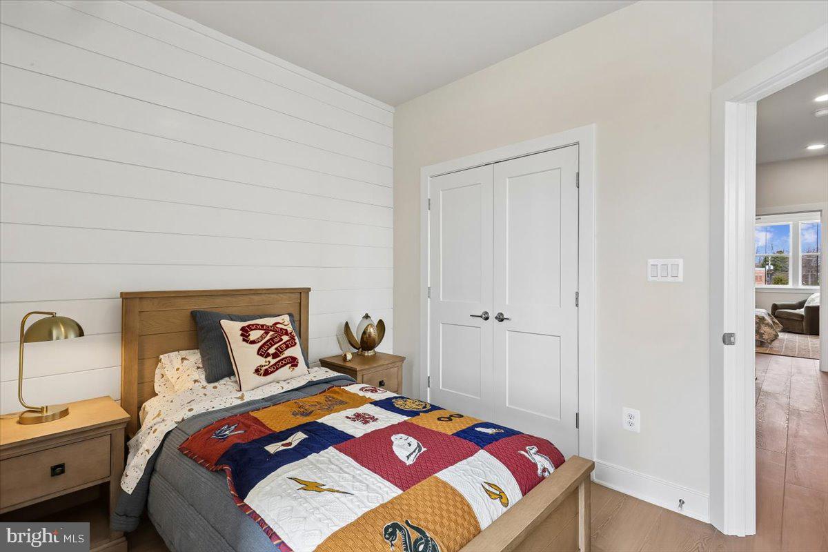 POOLESVILLE - Residential