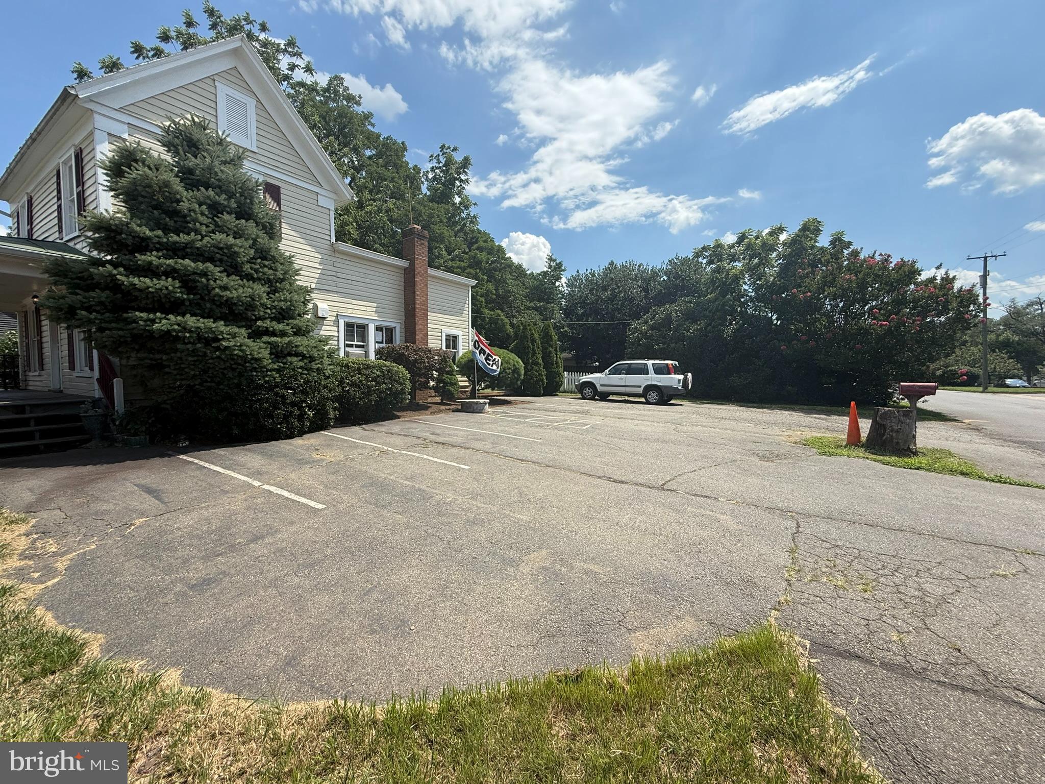 Main image without alt text