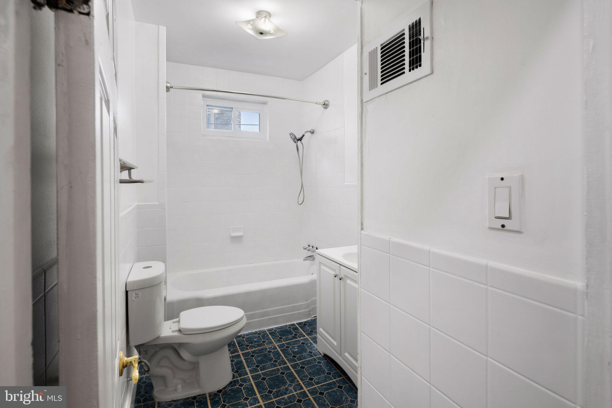 PORT RICHMOND - Residential Lease