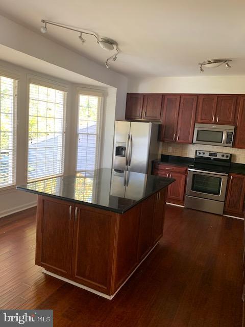 SUTHERLAND SQUARE - Residential Lease