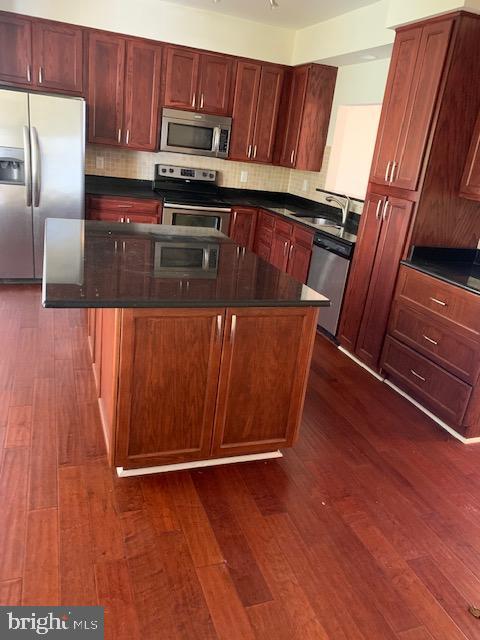 SUTHERLAND SQUARE - Residential Lease