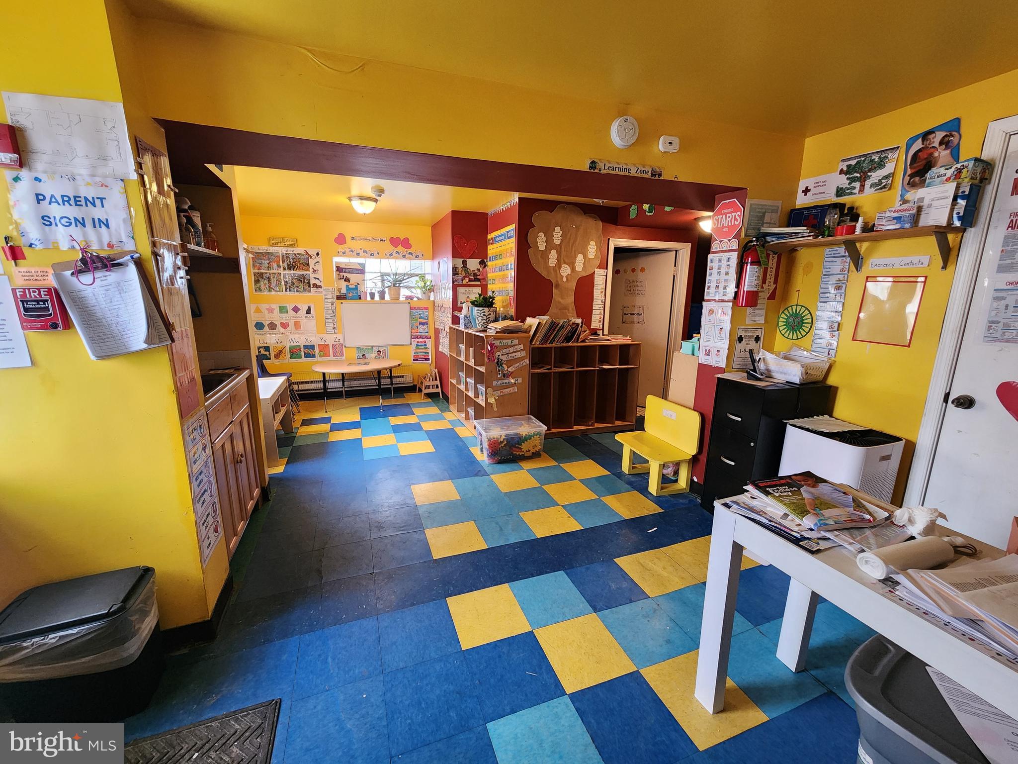 Main image without alt text