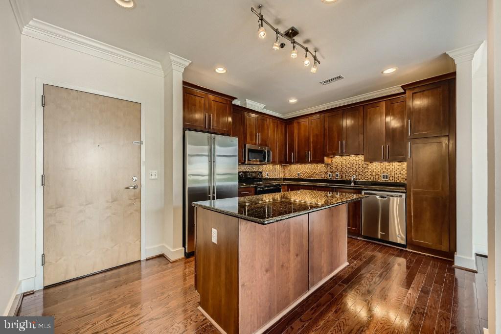 Gorgeous Beacon one bedroom/one bathroom unit with floor-to-ceiling windows and luxurious dark hardwood flooring. In-unit full-size laundry and gas cooking! One parking space in attached garage included and a second space available for additional fee. View of water and city skyline! Private balcony. 24-hour desk. Perfect Canton location right on the waterfront promenade.