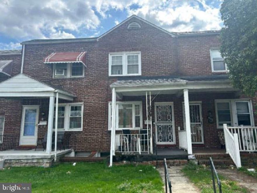 Built in 1941, this attached townhome offers approximately 1114 finished square feet, three
bedrooms and two full baths, unfinished basement and covered front porch. This home sits on an approximate 1740 sqft lot.