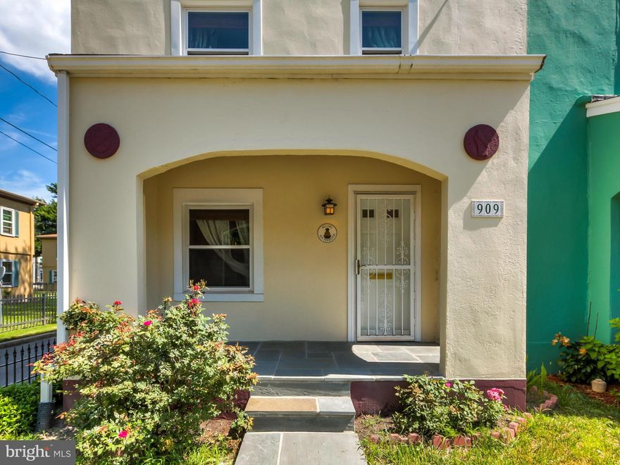 Great opportunity in Old Town.1200 SF of modern upgrades. Premium location, few blocks to metro, Mt Vernon trail & waterfront. New HW floors,'16 designer bath w/skylight,upgraded kitchen w/ granite, SS & eat in area, custom wood blinds & fresh paint. Entertainment oasis; new bluestone front porch w/custom fencing, screened-in back porch opens to 550 SF yard & upper level balcony1 car garage.NO HOA