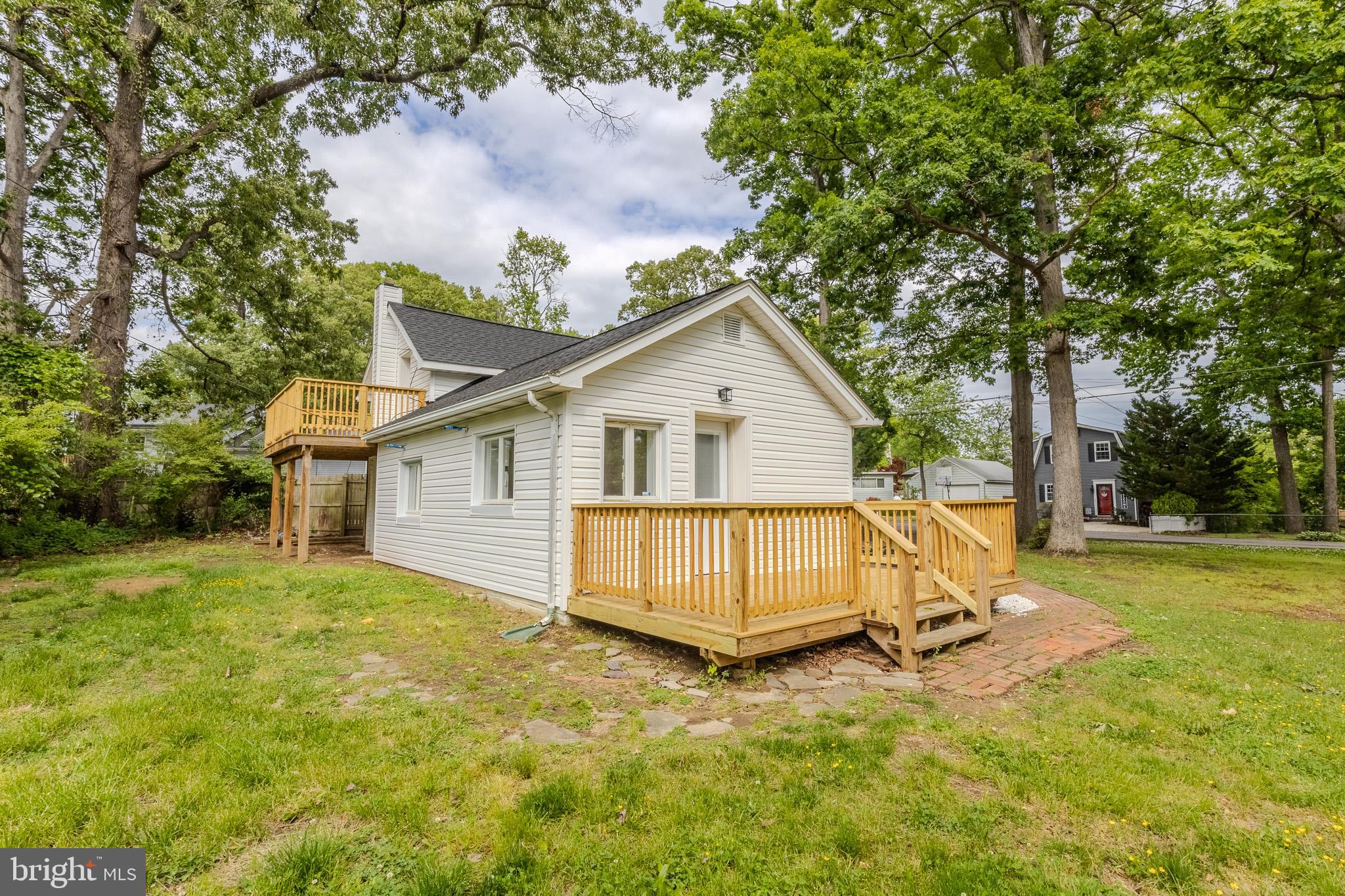 WOODLAND BEACH - Residential