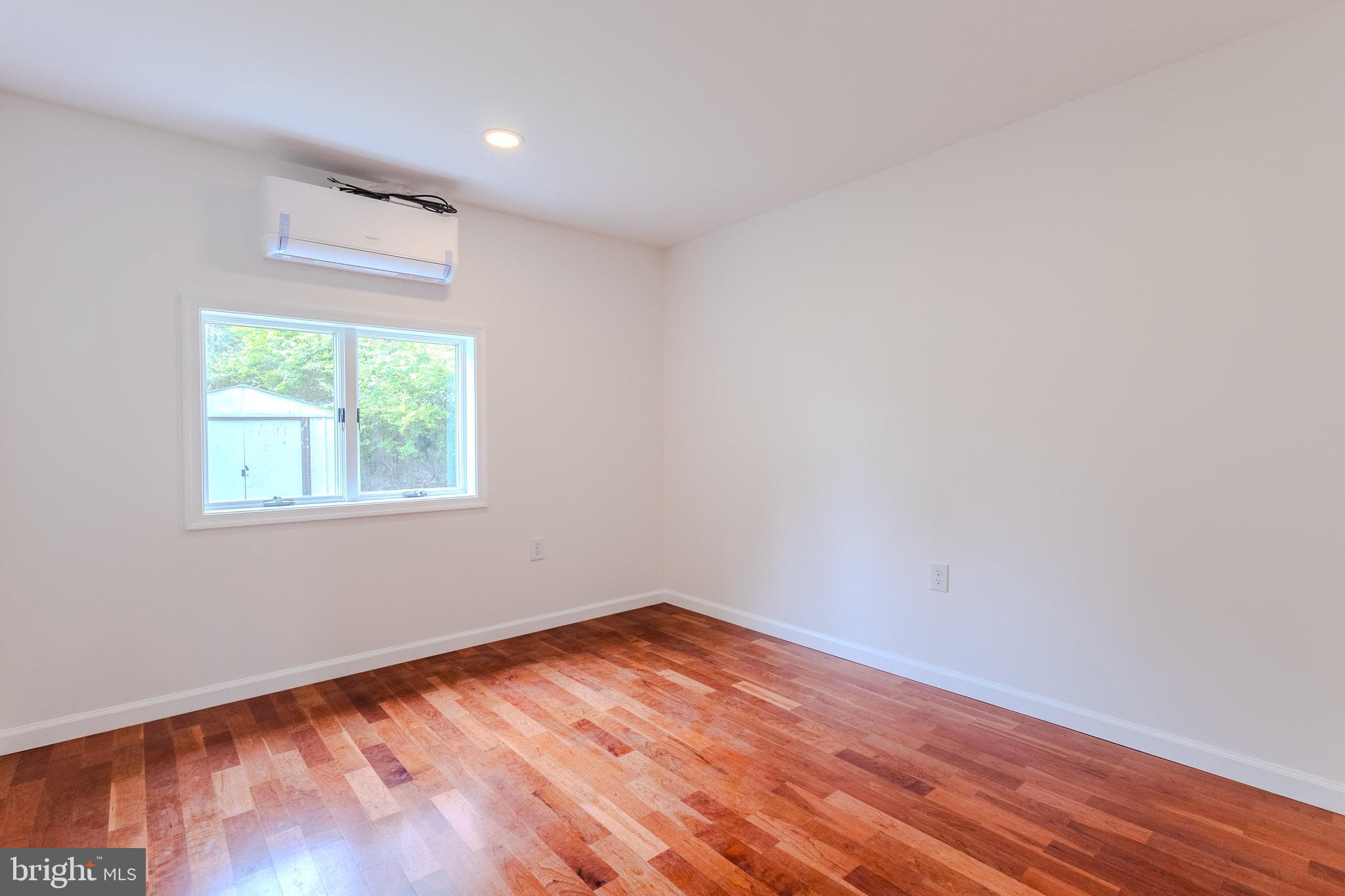 WOODLAND BEACH - Residential