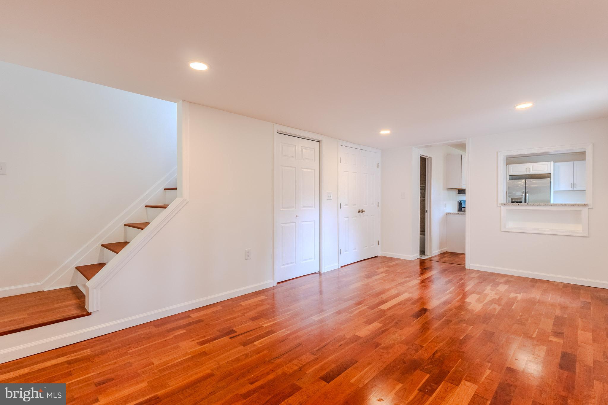 WOODLAND BEACH - Residential