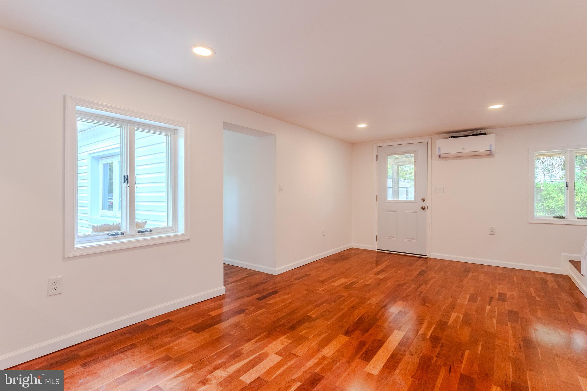 WOODLAND BEACH - Residential