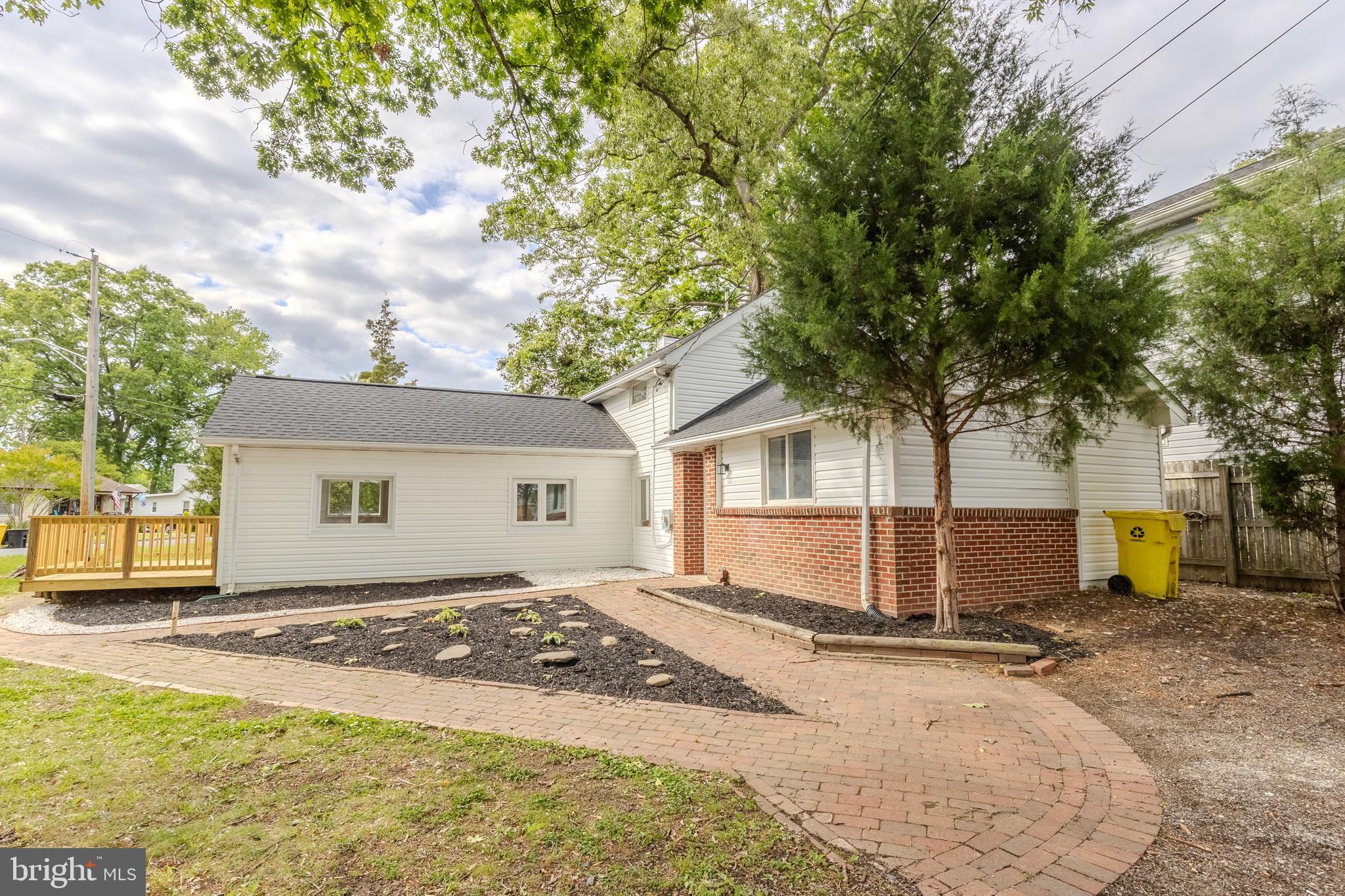 WOODLAND BEACH - Residential