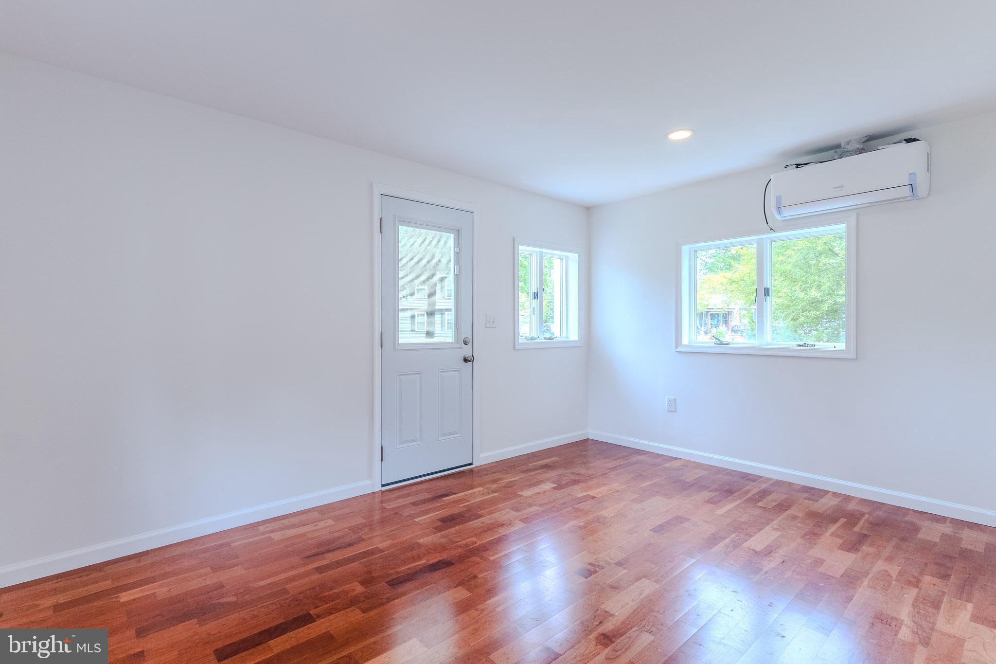 WOODLAND BEACH - Residential