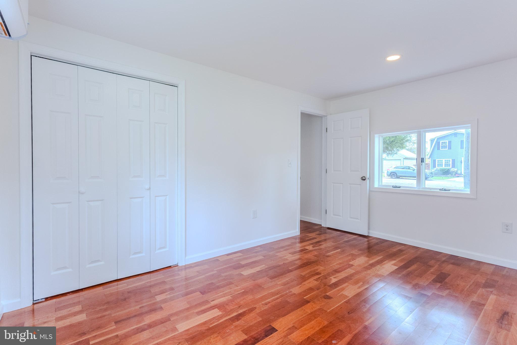 WOODLAND BEACH - Residential