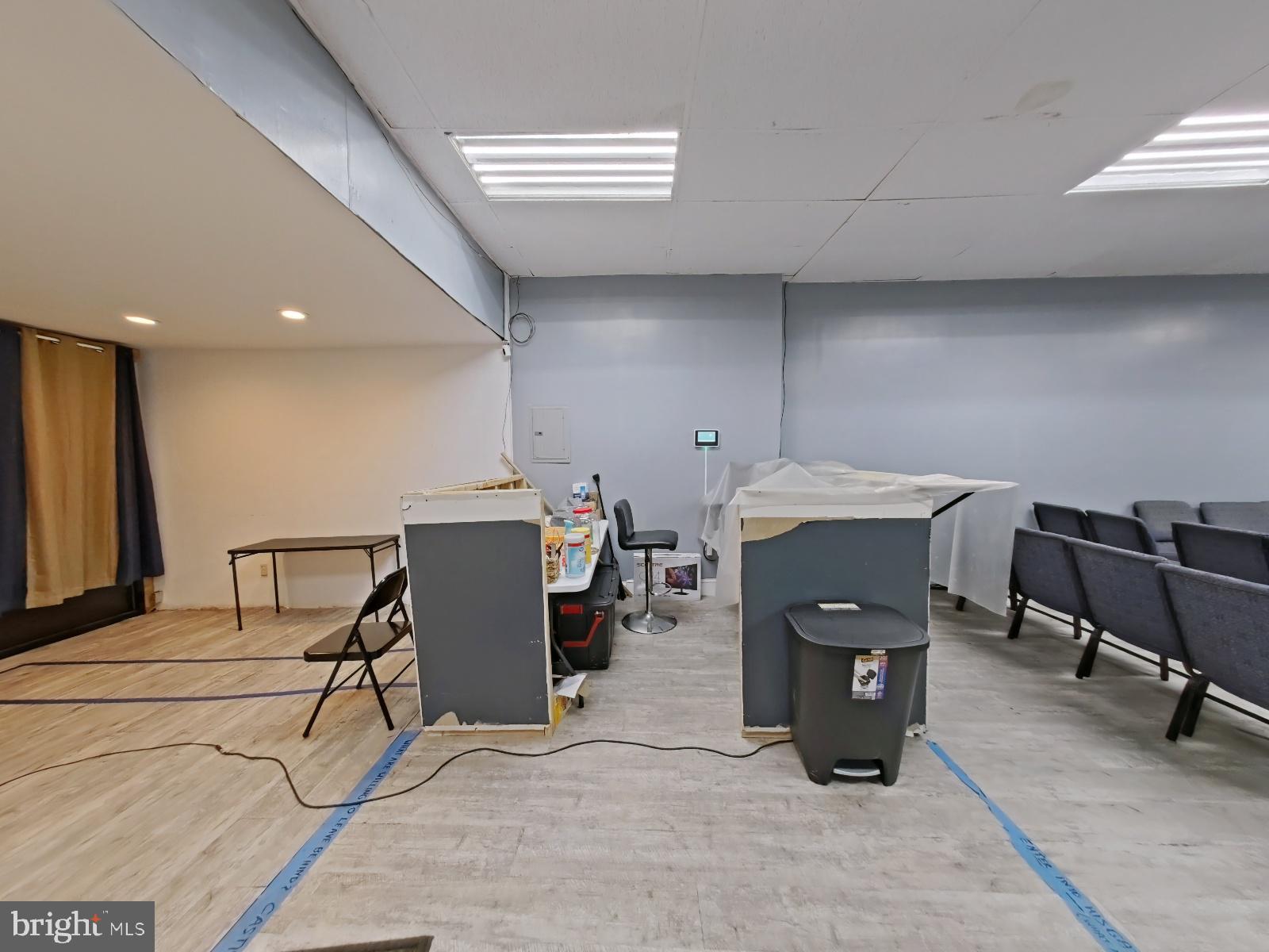 FRANKFORD - Commercial Sale