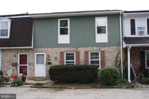 Townhouse For Sale - 142 E Chapel Avenue<br/> CARLISLE, PA 17013