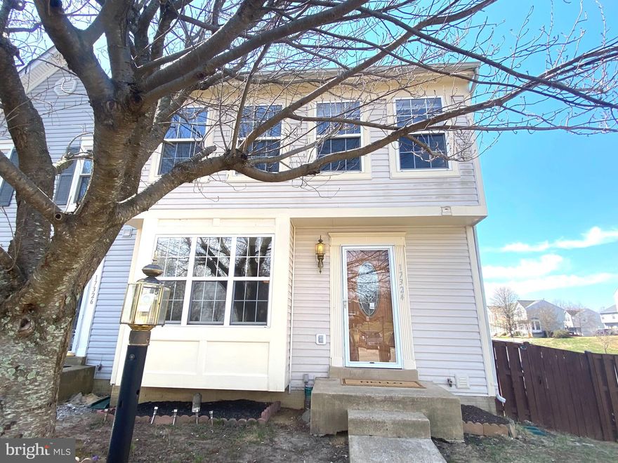 Charming End-Unit 3 levels Townhome, 4 bedrooms, 3.5 baths with deck. Master bedroom featured tray ceiling. Lower level walk-out to fenced backyard and patio. Convenient locations, close to schools, shopping and restaurants.