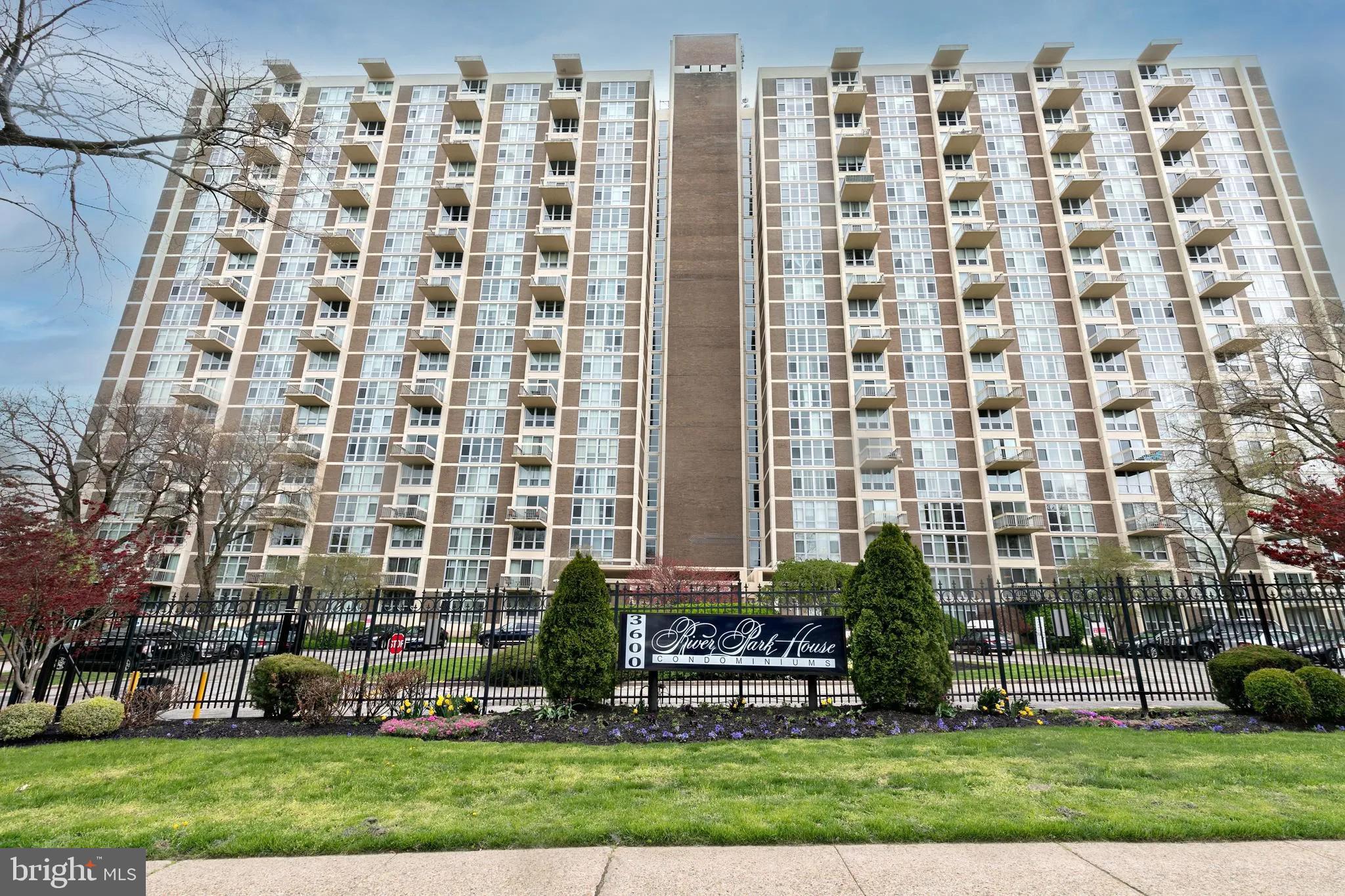 This newly renovated 3-bedroom, 2 full bath, corner unit condo at River Park House offers spacious living with floor-to-ceiling windows and scenic views of Fairmont Park. Features include an expanded floor plan compared to other 3bd units in building, hardwood floors, recessed LED lighting, modern bathrooms, kitchen with stainless-steel appliances and quartz countertops. In-unit laundry. Residents enjoy amenities such as a fitness center, pool, banquet room, indoor garage parking, and 24-hour security. Conveniently located near PCOM, shopping, public transit, City Ave., and major roadways. Condo contribution covers all basic utilities.
