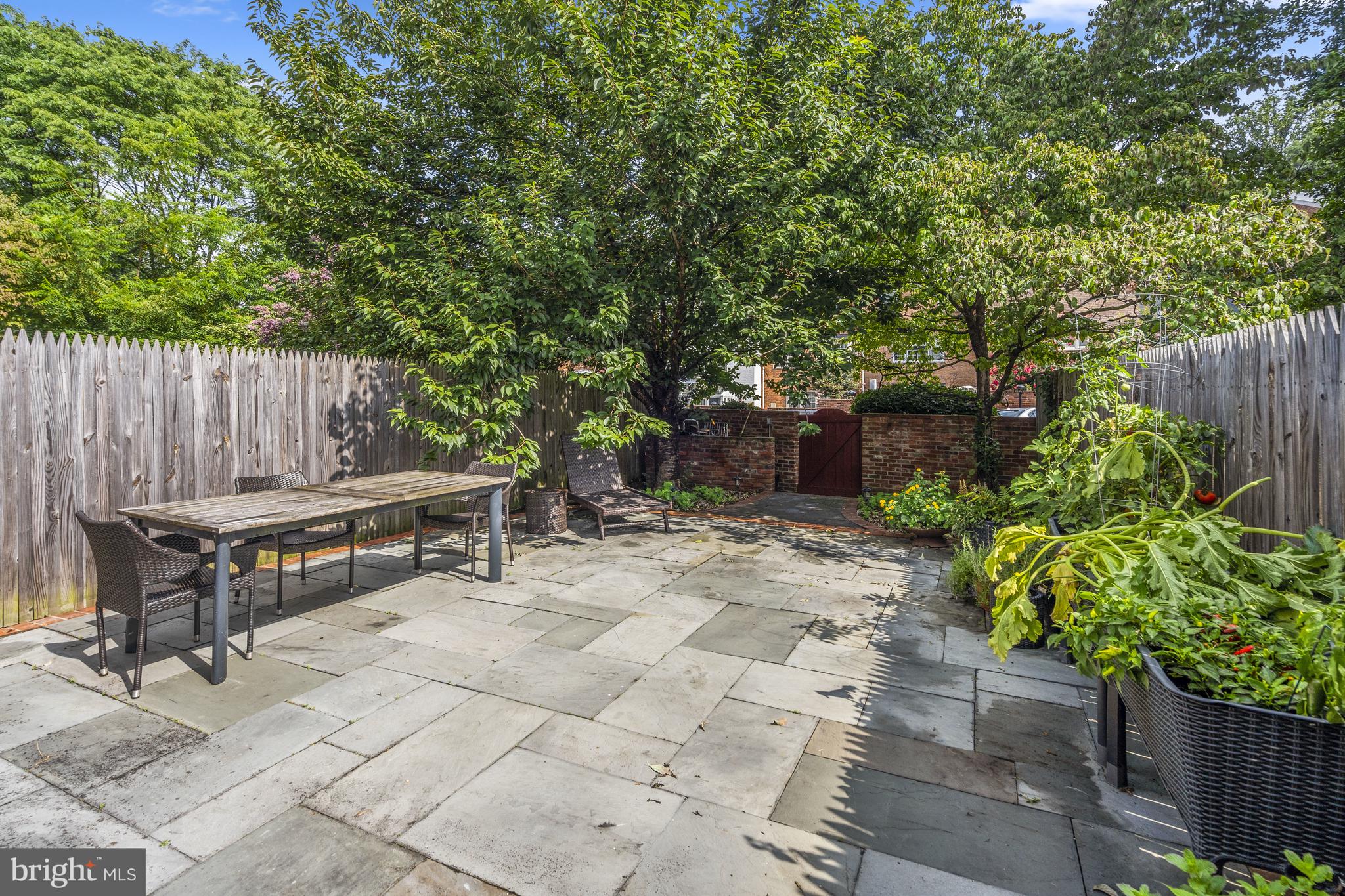 KINGS MANOR TOWNE HOUSES - Residential