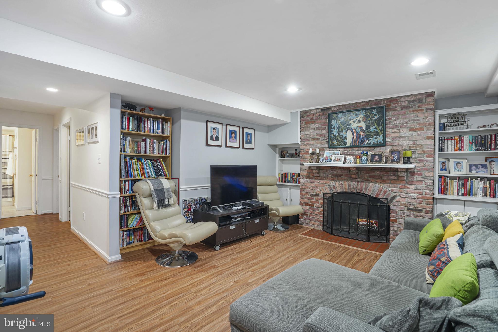 KINGS MANOR TOWNE HOUSES - Residential