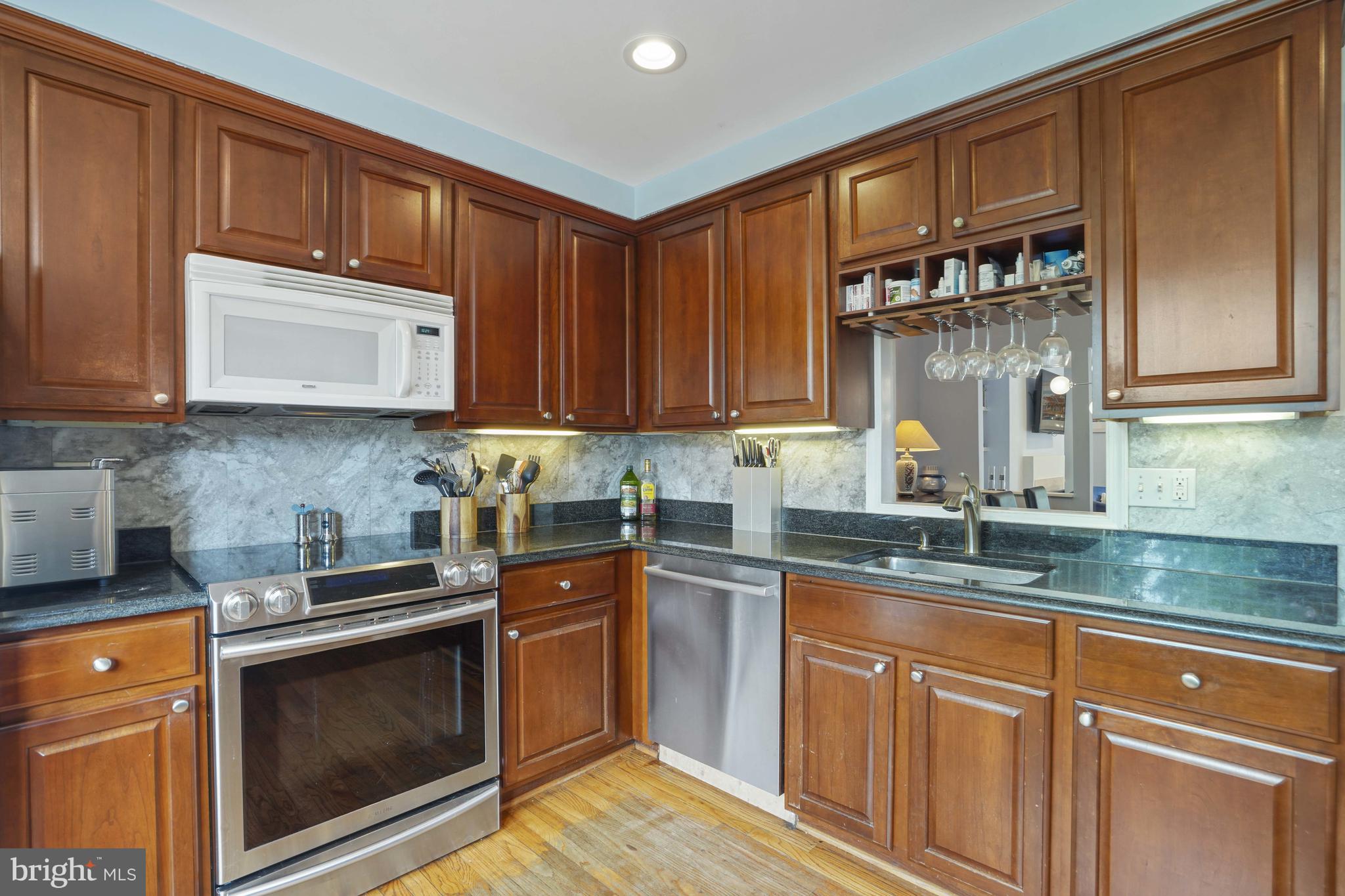 KINGS MANOR TOWNE HOUSES - Residential