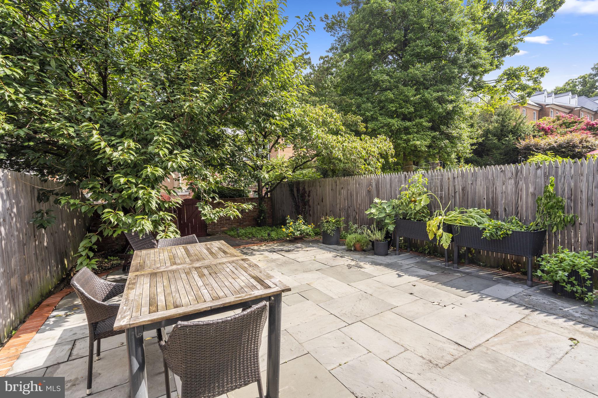 KINGS MANOR TOWNE HOUSES - Residential