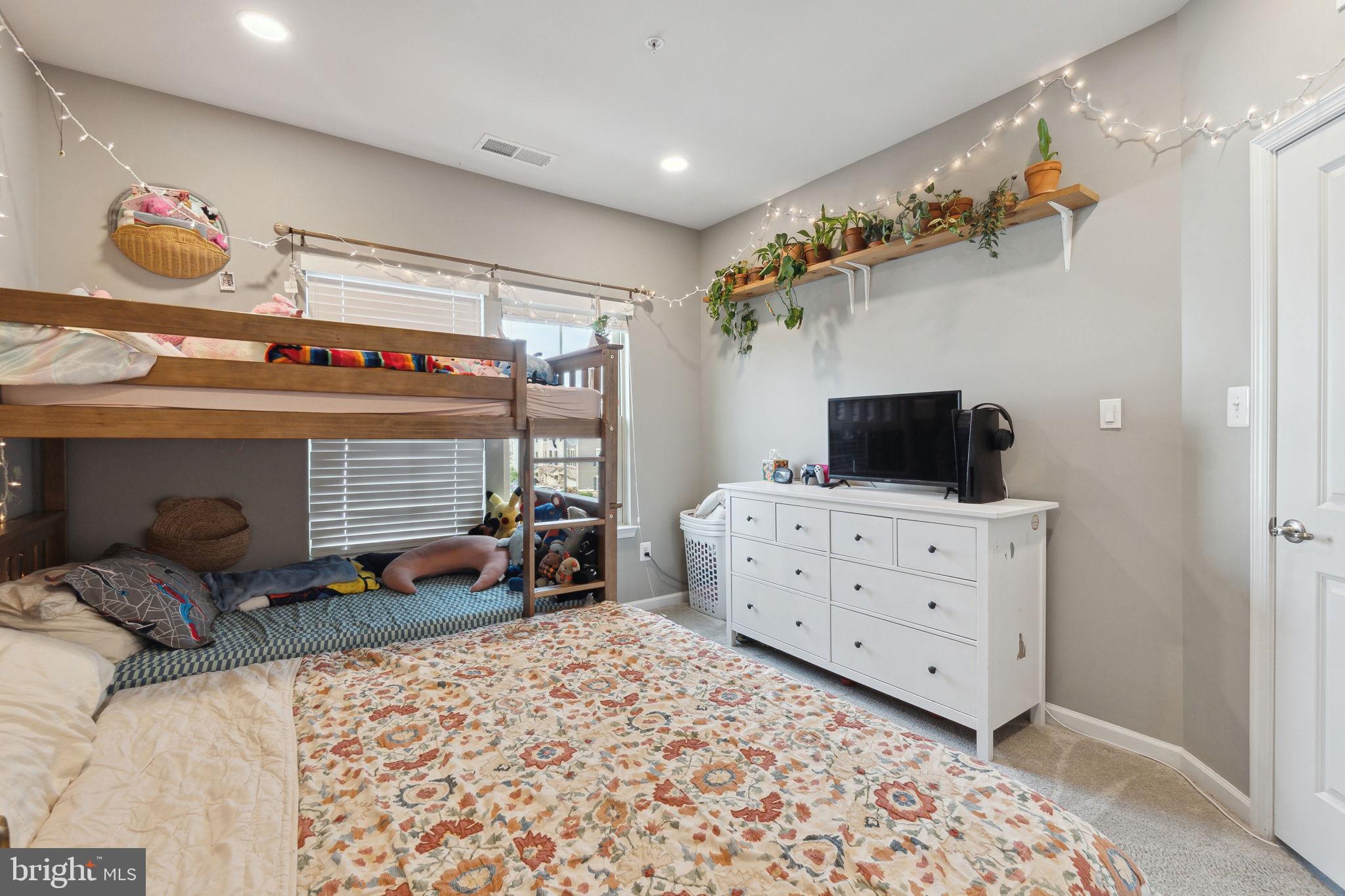 PONDVIEW - Residential